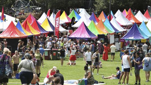 Des personnages colorés marquent les foules lors de la journée de foire du Mardi Gras Gay et Lesbien, Victoria Park.  Sydney.  20 février 2022. Photographie de James Alcock/SMH.