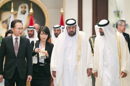 Le président sud-coréen Lee Myung Bak, à gauche, rencontre le président des Émirats arabes unis, le cheikh Khalifa ben Zayed Al-Nahyan, 2e à droite, et le prince héritier des Émirats arabes unis, le cheik Mohammed ben Zayed Al-Nahyan, à Abu Dhabi, aux Émirats arabes unis, le dimanche 13 mars 20