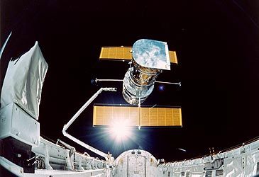 What did Discovery deploy in 1990 on mission STS-31?