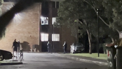 La polizia è stata costretta ad aspettare fino alle 5 del mattino per arrestare il presunto conducente dell'auto.