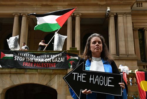 I manifestanti si riuniscono al municipio nonostante l'ultima decisione del tribunale.