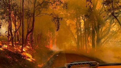 Eksplozja katastrofalnych poziomów ryzyka pożarów pomogła w pożarach palących się w południowo-zachodniej Australii Zachodniej.