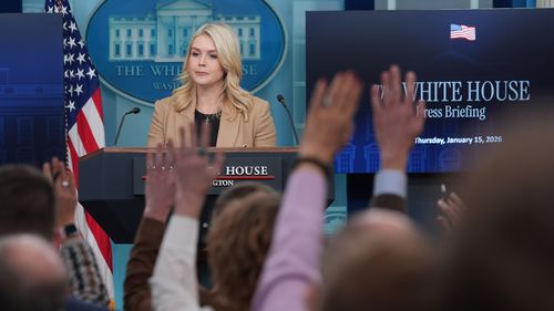 A secretária de imprensa da Casa Branca, Karoline Leavitt, fala com repórteres na Sala de Briefing de Imprensa James Brady na Casa Branca, quinta-feira, 15 de janeiro de 2026, em Washington. 