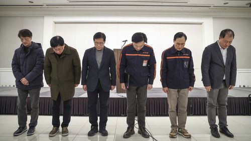 Jeju Air CEO'su, basın toplantısında özür dilerken.