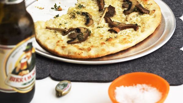 Mushroom and mascarpone pizza bianco