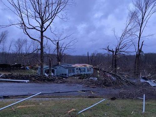 Danni a seguito di una notte di tempesta a Kingston Springs, Tennessee.