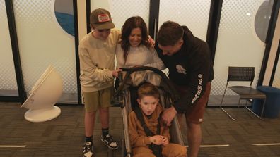 Topluluk Jack'in etrafında kenetlendi, aileye yeni bir bebek arabası almak için 30,000 dolardan fazla para toplandı.