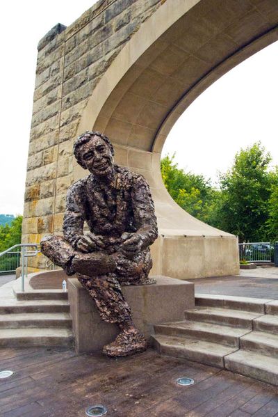<strong>Pittsburgh, America:
The Fred Rogers memorial statue</strong>