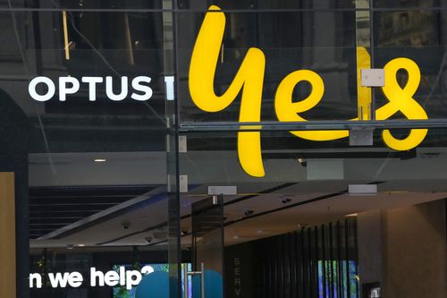Uma placa de telefone Optus fica acima de sua loja em Sydney
