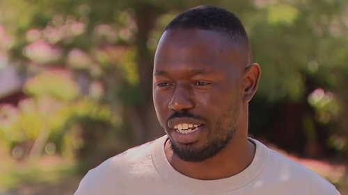 Um YouTuber diz que pensou que iria morrer quando intrusos, armados com facões, invadiram sua casa no sudeste de Melbourne.