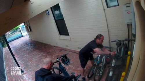 Des voleurs surpris en train de voler des vélos électriques en plein jour sur des images de vidéosurveillance