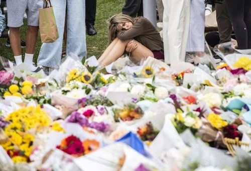 A multidão para a vigília de hoje em Bondi Beach continuou a crescer ao longo do dia.