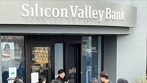 Employee tells people outside Silicon Valley Bank the headquarters is closed (Getty)