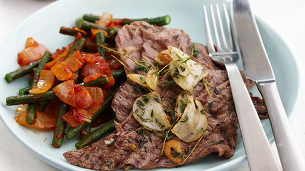 Minute steak with tomato snake beans