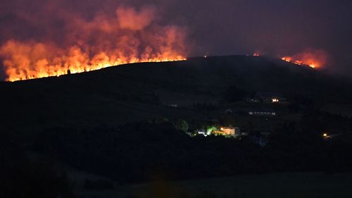 The British army has been put on standby as a wildlife in England continues to rage.
Helicopters have been deployed to drop water on flames as high as 6m on Saddleworth Moor outside Manchester.
