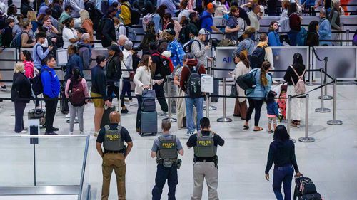 Os viajantes aguardam em filas enormes nos aeroportos dos EUA.