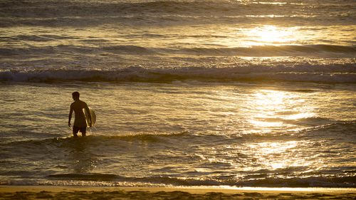 Sydney city can expect the mercury to be sitting at 25C by 5pm. (Adam Bovino/9NEWS)