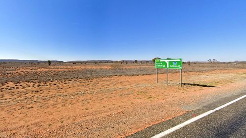 Un pilote de quad est décédé après un accident avec une moto sur la piste Finke près d'Alice Springs.