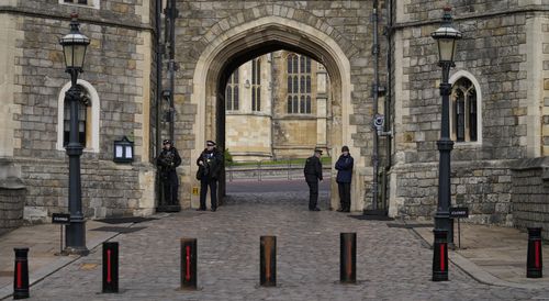 La police garde la porte Henry VIII du château de Windsor à Windsor, en Angleterre, le mercredi 16 février 2022. 