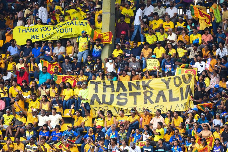 The Sri Lankan crowd thank the Australian team for visiting.