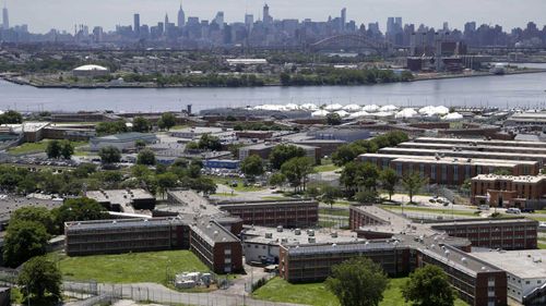 Oamenii arestați la New York sunt de obicei trimiși la controversata închisoare Rikers Island.