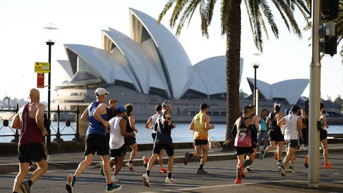 Sydney, Austrália - 31 de agosto: os corredores passam pela Sydney Opera House durante a Maratona de Sydney em 2025 em 31 de agosto de 2025 em Sydney, Austrália. (Foto de Darrian Traynor/Getty Images)