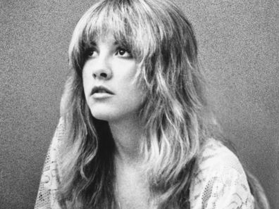 Circa 1976: il cantante Stevie Nicks posa per un selfie intorno al 1976. 