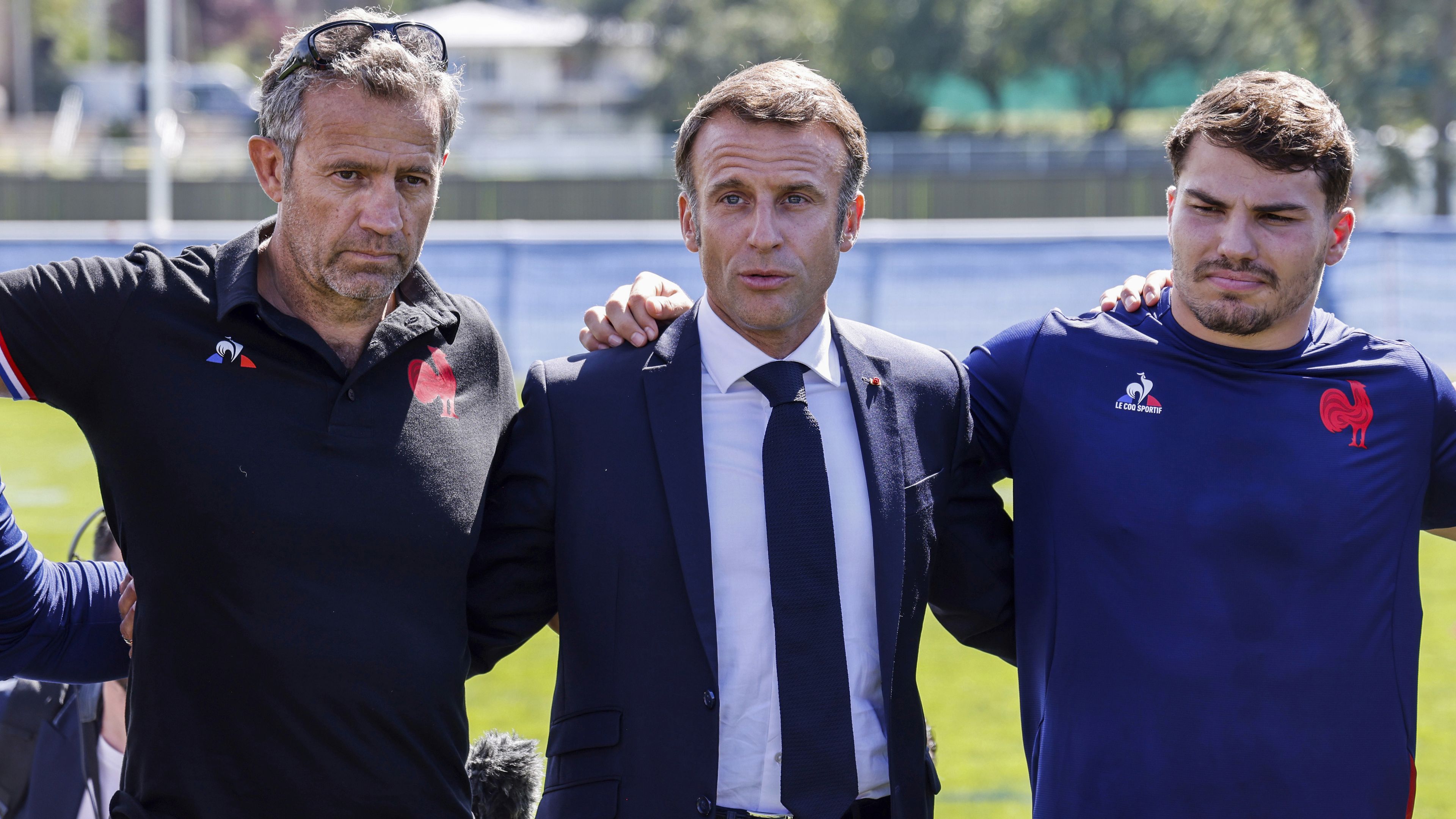 France President Emmanuel Macron flanked by coach Fabien Galthie and captain Antoine Dupont.