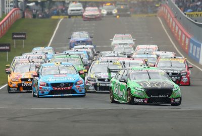 <b>Holden veteran Craig Lowndes has won his sixth Bathurst 1000 title at Mount Panorama.</b><br/><br/>Lowndes and co-driver Steven Richards completed the 161-lap enduro more than a second ahead of Ford's Mark Winterbottom and Steve Owen while Holden's Garth Tander and Warren Luff were third.<br/><br/>Jamie Whincup again left Mount Panorama a frustrated man after he was sensationally dropped to the back of the field for overtaking a safety car.