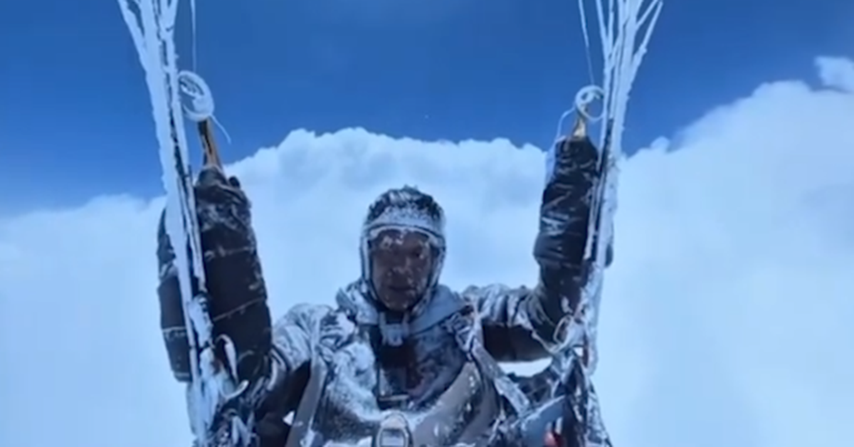 Paraglider survives accidental 8500-metre-high flight without oxygen