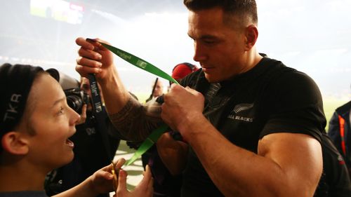 Sonny Bill Williams gives his medal to a young fan. (Getty)