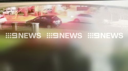 È stato accertato che un gruppo di sconosciuti si era avvicinato a un uomo di 43 anni mentre scendeva dall'auto all'indirizzo.