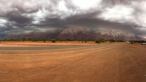 The 50m cloud sweeps past the Packsaddle Hotel, north of Broken Hill. Picture: Jess Watson/Weatherzone