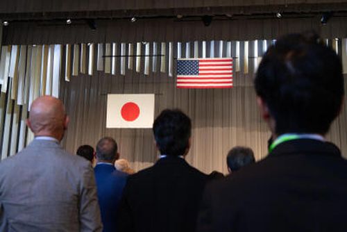 Japonya ve ABD bayrakları, Osaka 2025 Dünya Fuarında.