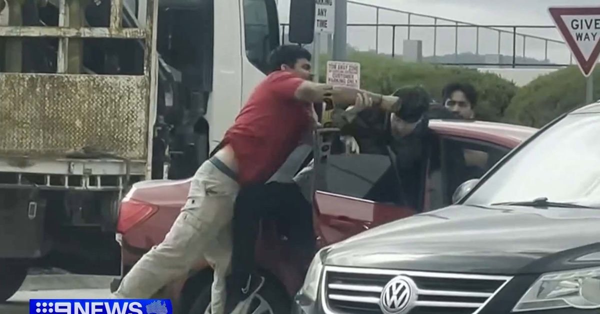 Truck drivers fight off armed carjackers in Melbourne