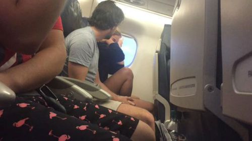 US passenger live tweets mid-air 'breakup'
