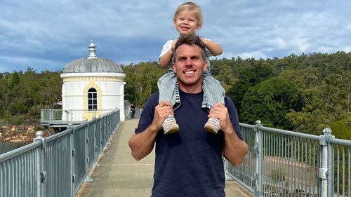 Steven Mattaboni, pai de dois filhos, morreu em um ataque de tubarão enquanto praticava caça submarina perto da Ilha Rottnest na manhã de sábado.
