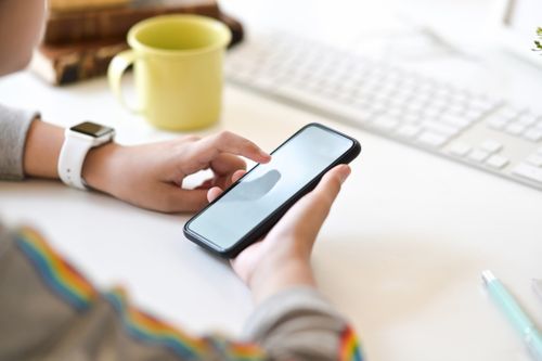 Criança usando telefone - imagens de bancos de imagens