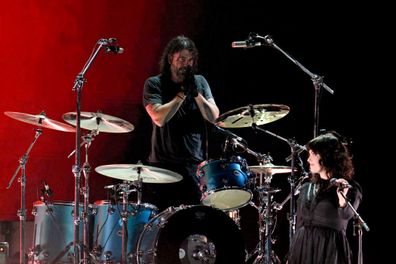  Violet Grohl (R) performs onstage with Dave Grohl and Nirvana band members during the FIREAID Benefit Concert for California Fire Relief at The Kia Forum on January 30, 2025 in Inglewood, California.  (Photo by Scott Dudelson/Getty Images for FIREAID)