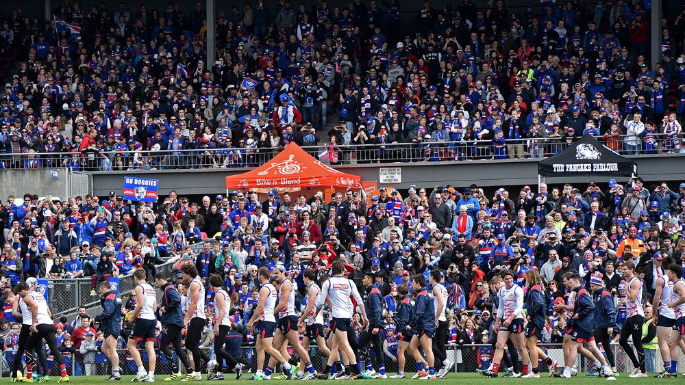 AFL: Bulldogs fans turn out in droves for training session