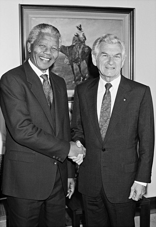 Bob Hawke and Nelson Mandela in a photo taken in 1990. (AAP)