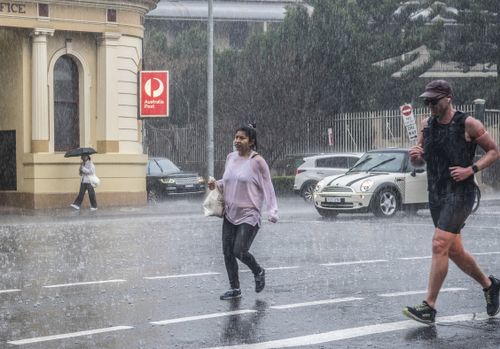 Sudden downpour catches people out in Paddington, Sydney