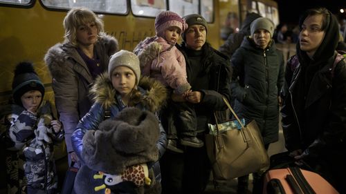 Persoane strămutate interne din Mariupol și orașele învecinate ajung în Zaporizhia, Ucraina. 