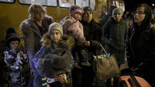 Des déplacés internes de Marioupol et des villes voisines arrivent à Zaporizhzhia en Ukraine. 