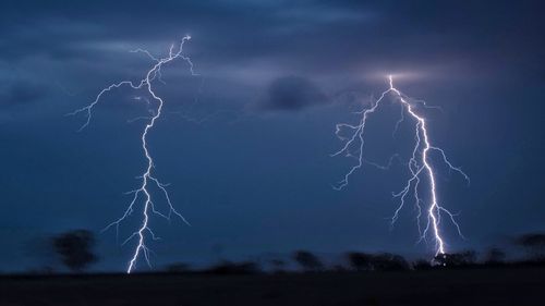 Fortes tempestades varreram o oeste de NSW na terça-feira, trazendo fortes chuvas, ventos fortes e granizo, bem como milhares de relâmpagos. Tirada perto de Nyngan Foto Nick Moir, 24 de novembro de 2023