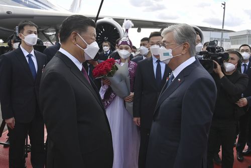 Le président du Kazakhstan Kassym-Jomart Tokayev, à droite, rencontre le président chinois Xi Jinping dans un aéroport de Nur-Sultan, au Kazakhstan, 