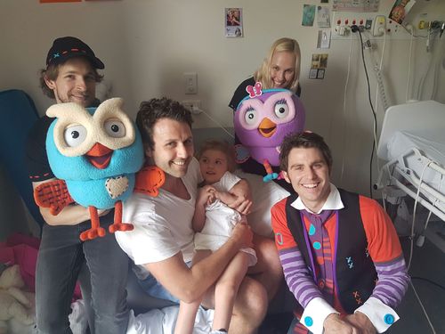 Tiaré being visited by Giggle and Hoot in the Sydney Children's Hospital in 2016.