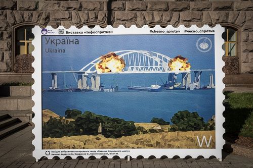 Изображение почтовой марки с изображением горящего Керченского моста художником.