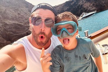 Chris Hemsworth with son. 