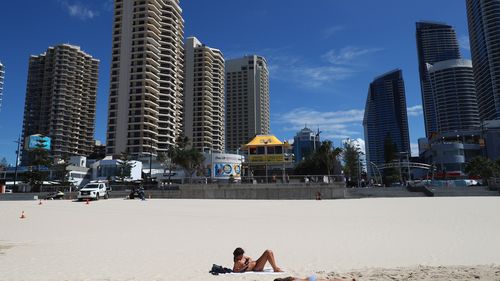 Les gens se trouvent sur la plage de Surfers Paradise à Gold Coast, Australie. 